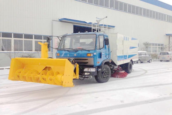 程力養路機械—掃地車灑水車加裝推雪鏟功能