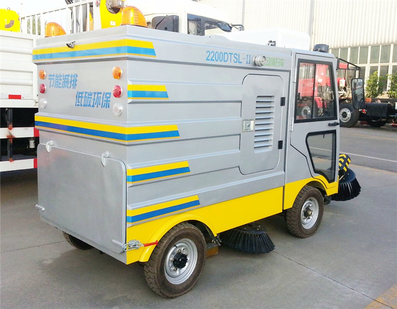電動2200DTSL型掃地車圖片,封閉式駕駛掃地機圖片