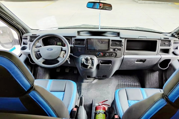 福特新世代長軸高頂B型房車駕駛艙圖片