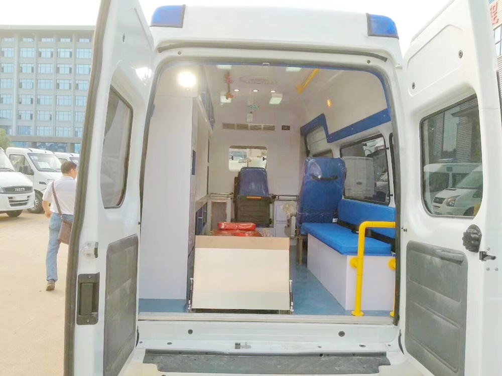 福特新世代V348監護型救護車尾門打開圖片